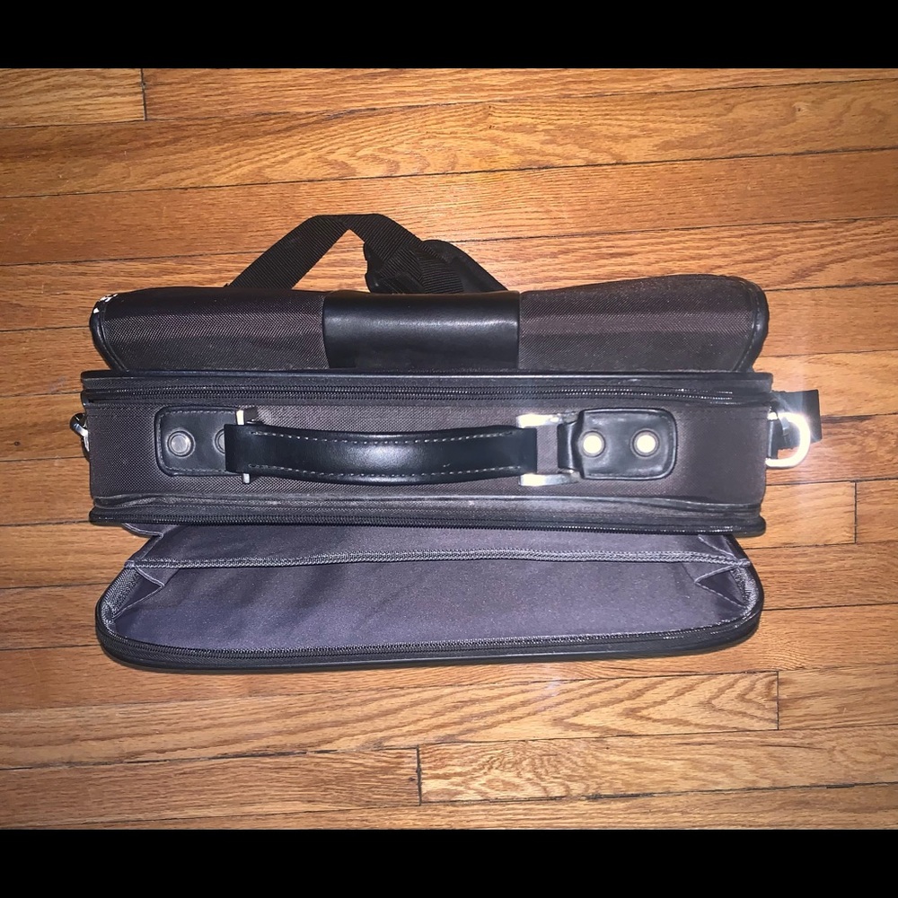 Kenneth Cole Computer Bag - Picture 5 of 9